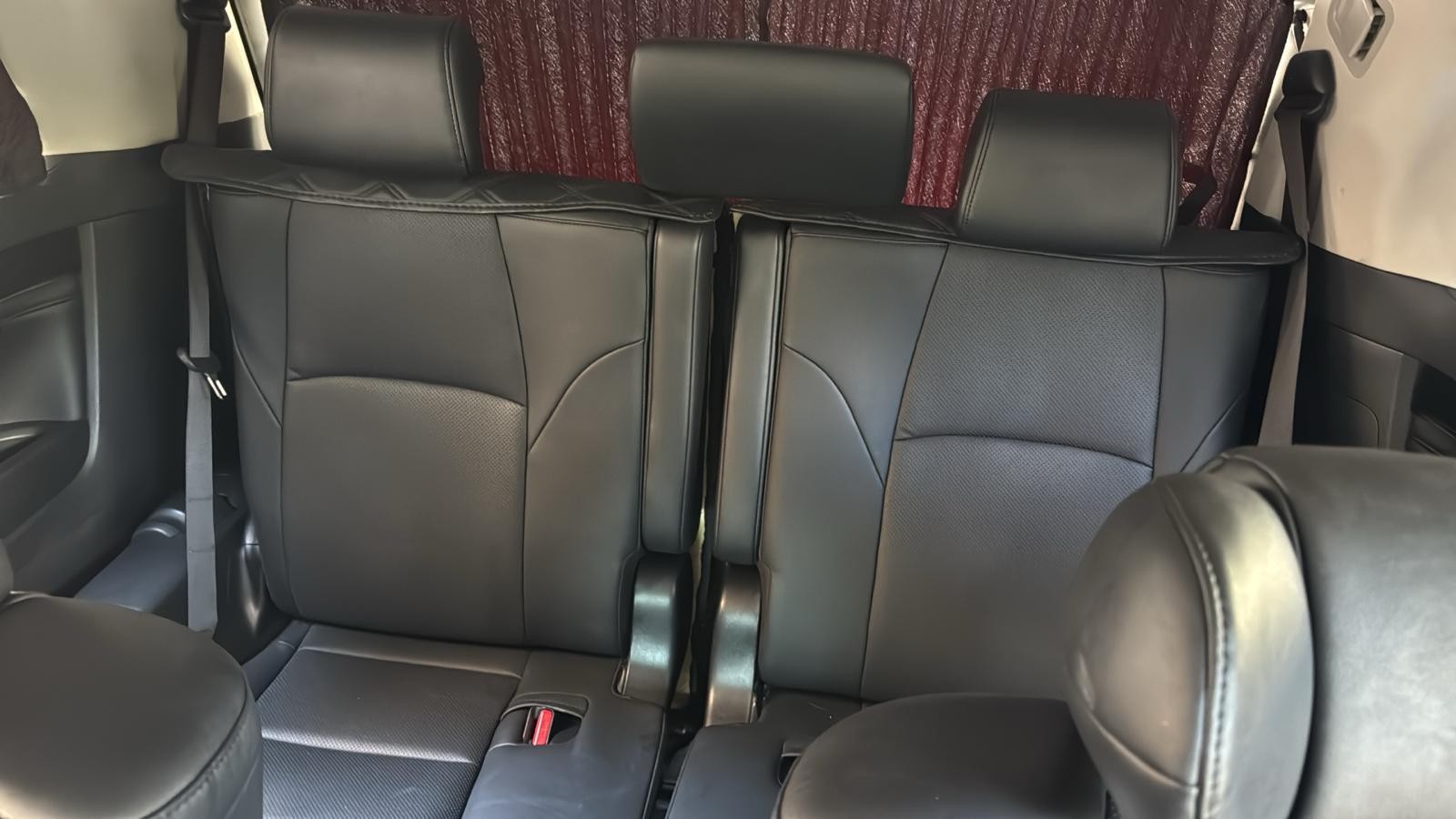 豪華七人車真皮座椅內籠，適合商務接送